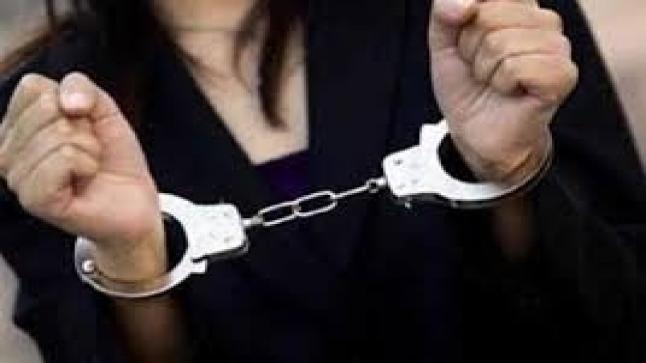 مدعي عام الزرقاء يوقف أم عقب انتشار فيديو لها وهي تقوم بصفع وضرب رضيعتها.