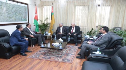 بحث سبل التعاون بين جامعتي الزرقاء والأردنية