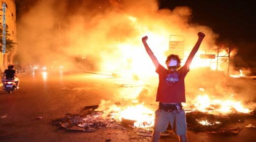 احتجاجات واسعة في بيروت ومدن لبنانية أخرى بعد انهيار سعر صرف الليرة – صور