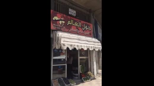 صاحب مكتب للسياحة والسفر بـ عمان يقوم بتحويل مكتبه لمحل بيع خضار وفواكه – فيديو