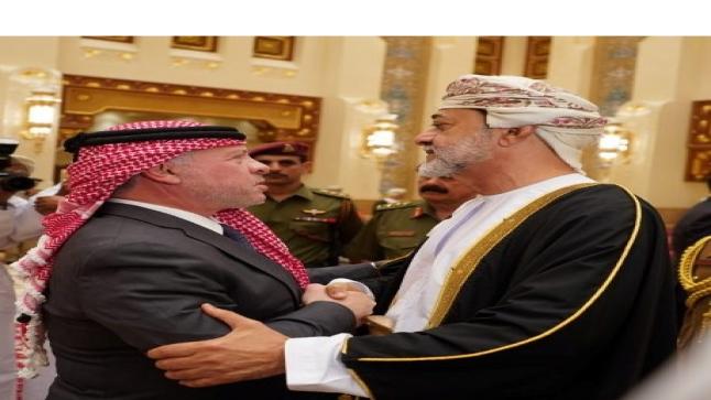 الملك وولي العهد يقدمان العزاء للسلطان هيثم بن طارق بن تيمور بوفاة السلطان قابوس بن سعيد