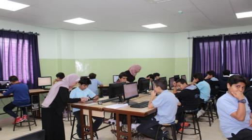 بالصور : طلبة مدارس النظم وعلى اختلاف مراحلهم يؤدون امتحاناتهم إلكترونيًا
