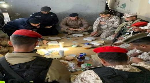 اللواء الحنيطي رئيس هيئة الاركان المشتركة يشارك وجبة افطار مع احدى نقاط الغلق العسكرية