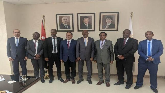 وفد اقتصادي جيبوتي يطلع على واقع الإستثمار الصناعي في الموقر الصناعية