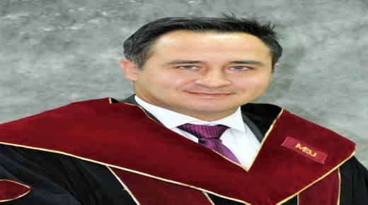 عميد صيدلة “الشرق الأوسط” عضواً في المجلس الأعلى للبورد الصيدلي العربي