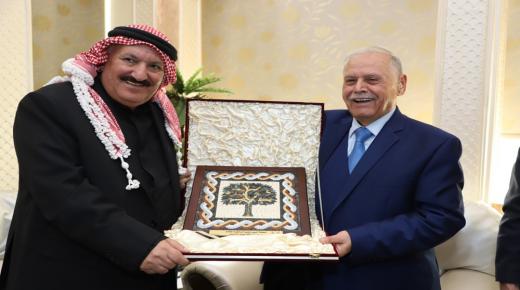 رئيس جمعية الأكاديميين الأردنيين يكرم رئيس مجلس إدارة شركة الزرقاء للتعليم والاستثمار