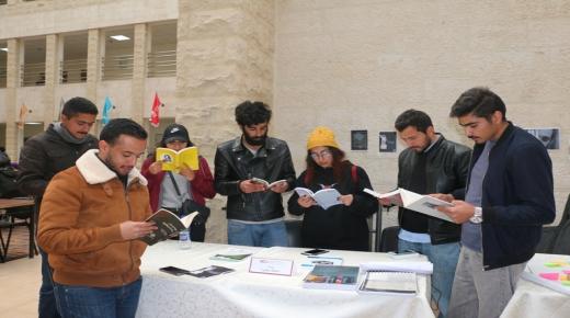 بهدف تبادل الكتب.. طلبة إعلام “الشرق الأوسط” ينظمون حملة “مكوك ورقي”