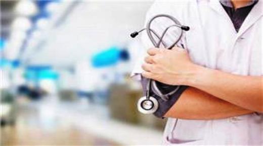 الأطباء المقيمين في الخدمات الطبية.. معاناة مستمرة ومحاولات لتحسينها