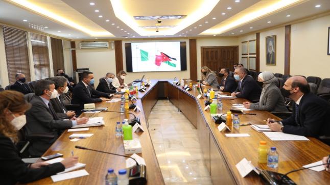 وزير التخطيط والتعاون الدولي يبحث برنامج المساعدات الإيطالي الجديد للأعوام (2021-2023)