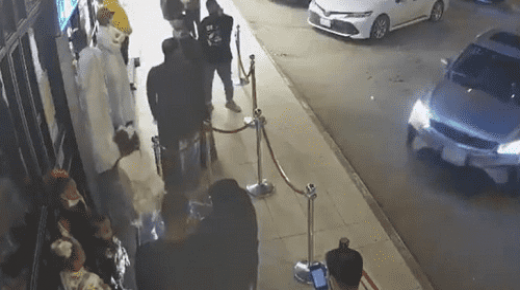 سعودية تدهس جمعا من الناس – فيديو