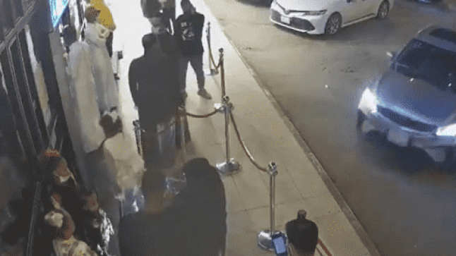 سعودية تدهس جمعا من الناس – فيديو