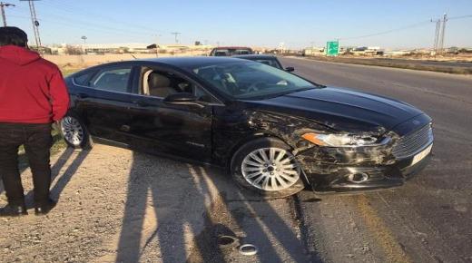 بالفيديو : مواطن يصدم مركبة آخر عدة مرات بالزرقاء