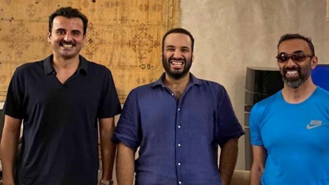 لقاء يجمع أمير قطر وولي العهد السعودي ومستشار الأمن الإماراتي
