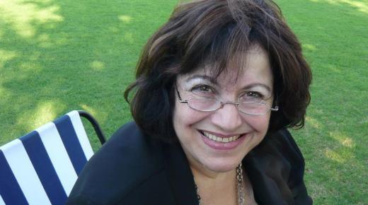 زليخة أبو ريشة تدافع: وفاء الخضراء من أوزن شخصيات البلد.. وهبَّ المتأسلم المغلول، والحاقد وقليل الأدب وأفراد القطيع