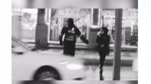 بالفيديو : رجل مرور يقوم بمساعدة سيدة في قطع الشارع
