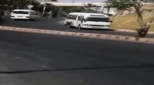 ادارة السير تضبط حافلة نقل متوسطة مخالفة المسير عكس السير – فيديو
