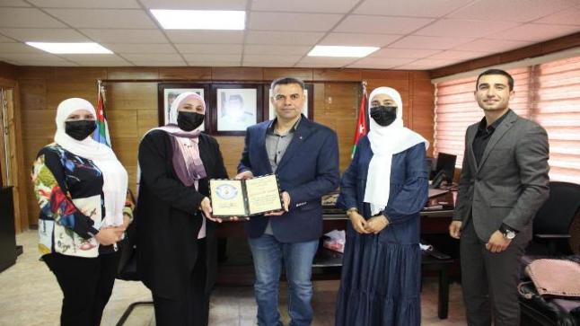 مدارس الجامعة الأولى تكرم مركز السلم المجتمعي لتقديمه محاضرات توعوية للطلبة