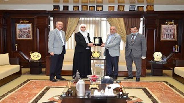  رئيس عمان الاهلية يكرم د.منال عباس من كلية العلوم الطبية المساندة