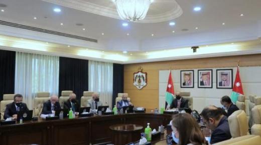 الحكومة تحدد شروط تمديد خدمات الموظفين الذين بلغوا سن التقاعد (تفاصيل)