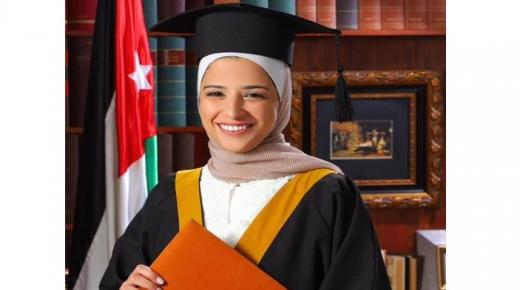 حنين خليل الحاج توفيق مبارك التخرج من كلية الصيدلية