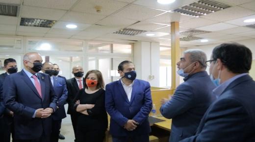 رئيس الوزراء يزور صحيفة الرأي مهنئا باليوبيل الذهبي لتأسيسها