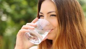 خبيرة تغذية توضح كمية السوائل اليومية صيفًا