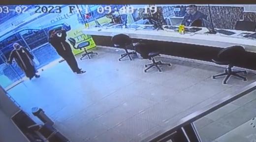 بالفيديو – البحث الجنائي بالزرقاء يلقي القبض على شخصين قاما بالسطو على مصرف وضح النهار